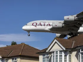 الخطوط القطرية تخزن قطع غيار طائرات تحسباً لفرض رسوم جمركية