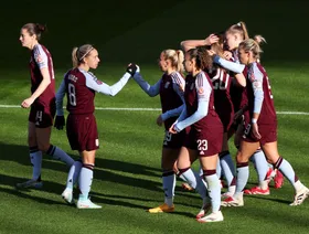 لاعبات فريق "أستون فيلا" لكرة القدم النسائية خلال مباراة الدوري الإنجليزي الممتاز للسيدات ضد "مانشستر سيتي" في استاد فيلا بارك في برمنغهام، المملكة المتحدة - Getty Images