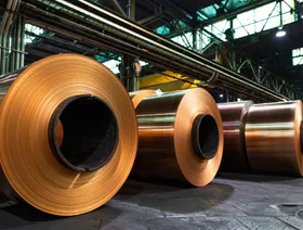 لفائف من صفائح النحاس في إحدى المنشآت. ارتفع سعر النحاس إلى مستوى قياسي، مع قرب الولايات المتحدة والصين من التوصل إلى اتفاق شامل - بلومبرغ