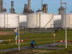 وكالة الطاقة الدولية: فائض النفط ينكمش بفعل العقوبات والطلب