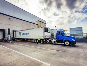 شاحنة مبردة تصل إلى منشأة مستودع تابعة لشركة "Lineage Logistics" - بلومبرغ