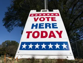 لافتة في موقع اقتراع في ولاية كارولينا الشمالية، الولايات المتحدة - بلومبرغ