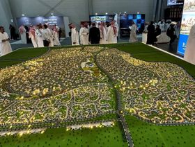 فلل وشقق سكنية ومرافق خدمية ومساحات خضراء يبرزها "ماكيت" مشروع "بنان" الذي تطوره "مجموعة طلعت مصطفى" المصرية بالشراكة مع "الشركة الوطنية للإسكان" في مدينة الرياض - المصدر: بلومبرغ