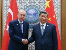الرئيس التركي رجب طيب أردوغان مع نظيره الصيني شي جين بينغ بمدينة أستانا في كازاخستان في 4 يوليو 2024 - غيتي إيمجز