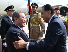 مصطفى مدبولي، رئيس مجلس الوزراء المصري، يستقبل نظيره الصيني، لي تشيانغ، في مطار القاهرة، الأربعاء، 9 يوليو 2025- المصدر: الصفحة الرسمية لرئاسة مجلس الوزراء المصري - الشرق