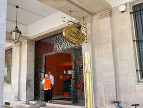 موظفان يتبادلان أطراف الحديث أمام مبنى اتصالات المغرب وسط العاصمة الرباط، المغرب - المصدر: بلومبرغ