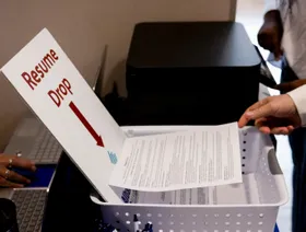 طلبات إعانة البطالة الأميركية تقفز لأعلى مستوياتها منذ ثلاث سنوات