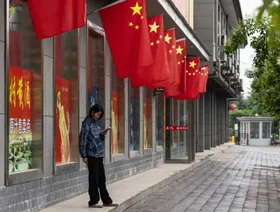 أعلام الصين معروضة خارج متجر في مدينة هانتشونغ، مقاطعة شنشي، الصين - بلومبرغ