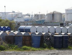براميل تخزين النفط مكدسة في منطقة كيهين الصناعية في كاواساكي، محافظة كاناغاوا، اليابان - بلومبرغ