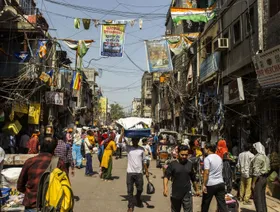 مشاة بأحد شوارع سادار بازار في نيودلهي، الهند - المصدر: بلومبرغ