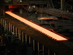 لوح صلب ساخن يتحرك على ناقل في مصنع صفائح في شركة "نيبون ستيل" في كاشيما بمحافظة إيباراكي اليابانية - بلومبرغ