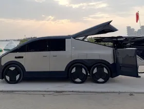 مركبة كبيرة مزوّدة بعجلات تستخدم كقاعدة لإطلاق سيارة "لاند إيركرافت كارير" الطائرة - بلومبرغ