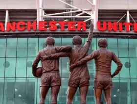 تماثيل "الثالوث الموحد" التي تجسد لاعبي كرة القدم جورج بست ودينيس لو وبوبي تشارلتون، خارج ملعب "أولد ترافورد"، معقل نادي "مانشستر يونايتد" في مانشستر، المملكة المتحدة - بلومبرغ