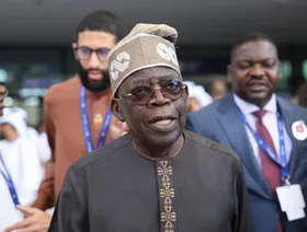 الرئيس النيجيري بولا تينوبو. ومنذ توليه الحكم في مايو 2023، اتخذ تينوبو خطوات نالت استحسان المستثمرين، منها إلغاء الدعم المكلف على الوقود، والذي كان يثقل كاهل الموازنة العامة، بالإضافة إلى إصلاح نظام الضرائب، في حين سمح البنك المركزي لعملة البلاد (النيرة) بالتداول بشكل أكثر حرية - بلومبرغ