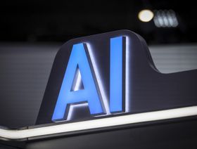 لافتة تحمل شعار الذكاء الاصطناعي "AI" - بلومبرغ