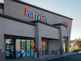 متسوقون ينتظرون افتتاح متجر "بارتي سيتي" في ريتشموند، ولاية كاليفورنيا، الولايات المتحدة - بلومبرغ