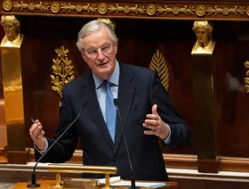 رئيس الوزراء الفرنسي، ميشيل بارنييه، يتحدث خلال مناقشة حجب الثقة عن حكومته أمام الجمعية الوطنية في باريس، فرنسا، بتاريخ 4 ديسمبر 2024 - بلومبرغ