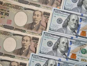 أوراق نقدية من فئة 10,000 ين ياباني (يساراً) وفئة 100 دولار أميركي مرتبة لالتقاط صورة في طوكيو، اليابان. - بلومبرغ