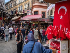 أعلام تركيا للبيع في متجر للهدايا التذكارية في بازار محمود باشا بحي الفاتح، إسطنبول، تركيا - الشرق/بلومبرغ