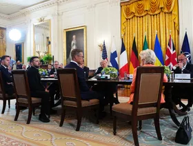 الرئيس الأميركي دونالد ترمب يجلس مقابل نظيره الأوكراني فولوديمير زيلينسكي وسط قادة وزعماء أوروبا خلال قمة في البيت الأبيض، 18 أغسطس 2025 - بلومبرغ