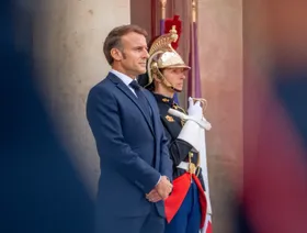 الرئيس الفرنسي إيمانويل ماكرون في بوابة قصر الإليزيه في باريس، فرنسا. 16 سبتمبر 2025 - بلومبرغ