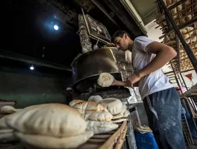 عامل يقوم برص أرغفة من الخبز في مصر - المصدر: بلومبرغ