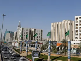 سيارات تتحرك على إحدى الطرق في الرياض، المملكة العربية السعودية - رويترز 