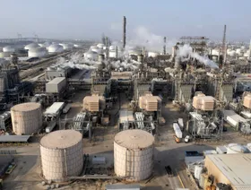 أسعار النفط تصعد وسط ترقب لمصير المفاوضات الأميركية الإيرانية