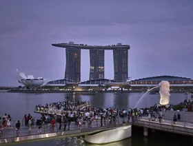 حشود بجوار ميرليون ومارينا باي ساندز في سنغافورة - المصدر: بلومبرغ