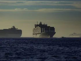 سفن الحاويات في مرسى خارج ميناء لوس أنجلوس في لوس أنجلوس، ولاية كاليفورنيا، الولايات المتحدة - المصدر: بلومبرغ