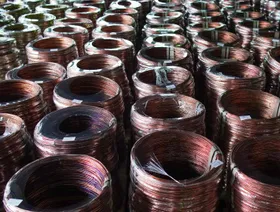 النحاس يتراجع وسط تحذيرات من مسؤولي الفيدرالي بشأن مسار الفائدة