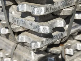 سبائك ألمنيوم على جانب الطريق قرب مخزن المواد الوطنية الصينية والنقل في ووشي، الصين - المصدر: بلومبرغ