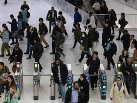 الدولار يتجه لخسارته الأسبوعية الخامسة بعد بيانات وظائف تدعم خفض الفائدة