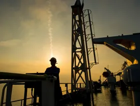 تدفق النفط عبر مضيق هرمز مستمر رغم الضربة الأميركية على إيران