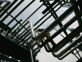 أنابيب نفط داخل مصفاة صينية - بلومبرغ