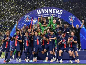 لاعبو ومدرب فريق باريس سان جرمان يحتفلون بفوزهم ببطولة دوري الأبطال، السبت 31 مايو - منصة "X"