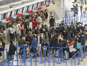 طوابير من المسافرين أمام مكاتب تسجيل الوصول في مطار بودونغ الدولي في شنغهاي، الصين - بلومبرغ