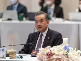 الصين تهدد بالرد على عقوبات أوروبية تستهدف بنوكاً وشركات