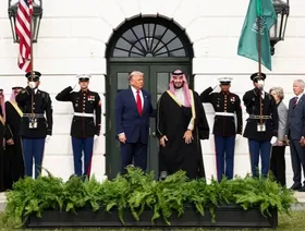 الرئيس الأميركي دونالد ترمب يستقبل ولي العهد السعودي الأمير محمد بن سلمان في البيت الأبيض بواشنطن العاصمة، 18 نوفمبر 2025 - رويترز
