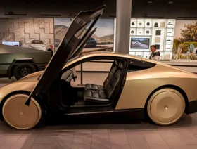 نموذج أولي لسيارة "روبوتاكسي" في متجر "تسلا" في سان خوسيه كاليفورنيا - بلومبرغ