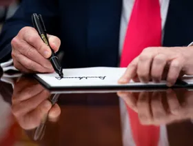 ترمب يقلص أعمال وموظفي 8 وكالات فيدرالية أميركية