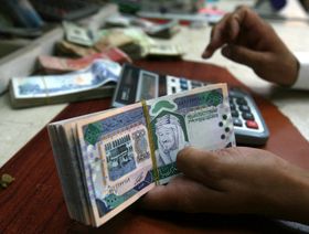 موظف يحسب أوراقاً نقدية سعودية من فئة 500 ريال، في مكتب للصرافة، الرياض، السعودية - رويترز 