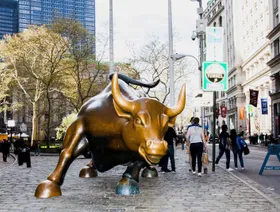 ثور وول ستريت الذي يرمز للسوق الصاعدة في نيويورك - المصدر: بلومبرغ