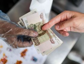 أوراق نقدية من فئة 100 روبل روسي - المصدر: بلومبرغ