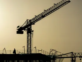 رافعات بناء بأحد مواقع الإنشاء - بلومبرغ