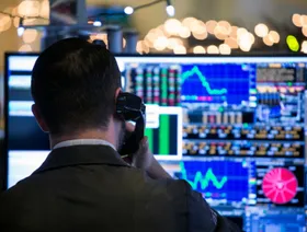 متداول يعمل في قاعة بورصة نيويورك في الولايات المتحدة - بلومبرغ