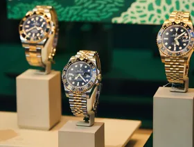 ساعات "رولكس" من طراز "جي إم تي ماستر 2" معروضة في واجهة متجر في نيويورك، الولايات المتحدة - بلومبرغ