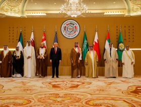 الرئيس الأميركي دونالد ترمب يتوسط قادة دول مجلس التعاون الخليجي قبل القمة الأميركية الخليجية في الرياض. 14 مايو 2025 - رويترز 