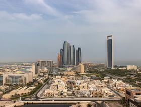 مقر شركة بترول أبوظبي الوطنية (أدنوك) على اليمين، وأبراج الاتحاد، في الوسط، محاطة بعقارات سكنية وتجارية في أبوظبي، الإمارات العربية المتحدة، يوم الأحد، 10 أبريل 2022. - بلومبرغ