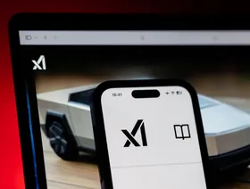 شعار شركة "إكس إيه آي" يظهر على شاشة هاتف ذكي - بلومبرغ